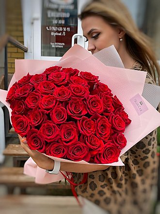 51 красная роза в упаковке