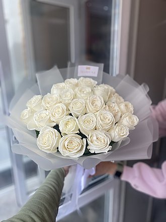 25 белых роз в упаковке