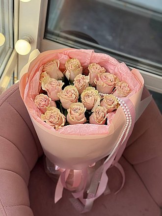 15 нежных розовых роз